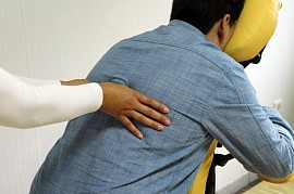 Shiatsu-Stuhlbehandlung - wach, aber entspannt in der Mittagspause oder im Büro.