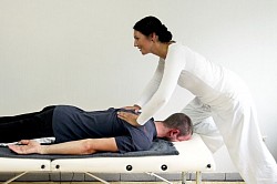 Shiatsu für den Rücken auf der Liege.